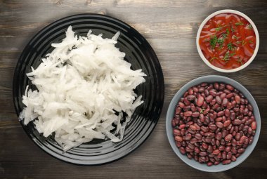 Daikon ahşap arka plan üzerinde 