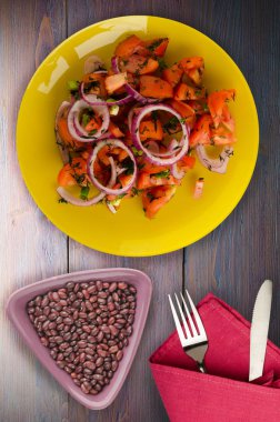 domates, soğan, ahşap arka plan üzerinde bir tabakta rezene