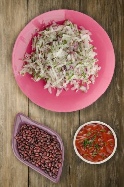 salata daikon, soğan ve bir tahta üzerine dereotu 