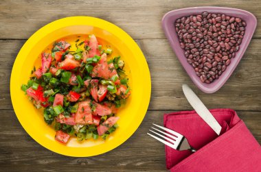 domates, soğan, ahşap arka plan üzerinde bir tabakta rezene