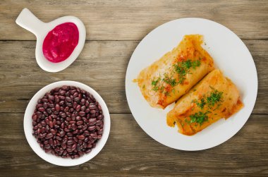 lahana bir tabak içinde alır. et lahana Üstten Görünüm.