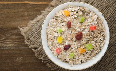   Ahşap bir masa üzerinde yulaf ezmesi. Yulaf ezmesi üstten görünüm. Sağlıklı gıda .