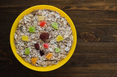   müsli ahşap bir masa üzerinde. müsli üstten görünüm. sağlıklı gıda .