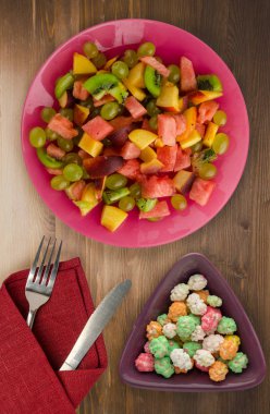   Vejetaryen salata meyve bir plaka üzerinde