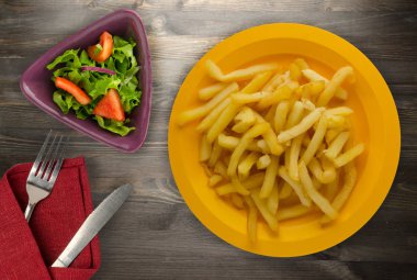  ahşap arka plan üzerinde patates kızartma 