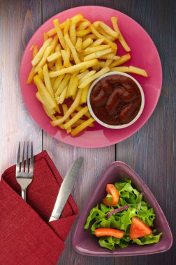 ahşap bir zemin üzerine ketçap ile kızarmış patates. patates kızartması o