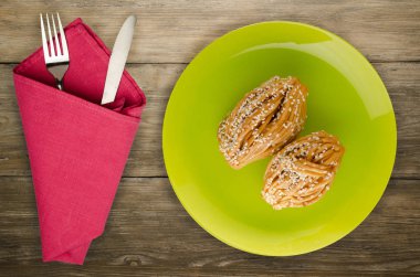 bir plaka üstüne susam ile kek görüntülemek.  