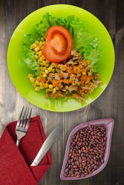 tavuk mideleri havuç ve Mısır ve salataya salata bir