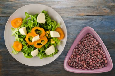 salata, peynir, salata, Mısır, biber ahşap arka plan üzerinde. V