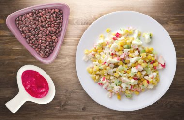 bir tepside Yengeç Salatası 