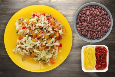 Sebzeli tavuk mideleri salatası