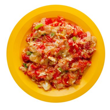 Soğan üzerinde beyaz backgro izole bir plaka ile haşlanmış domates