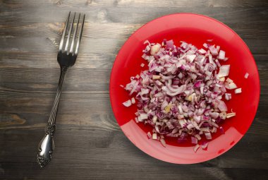 ahşap arka plan üzerinde kırmızı soğan 