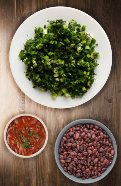  soğan ve dereotu ahşap arka plan üzerinde bir plaka üzerinde