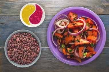 domates, soğan, ahşap arka plan üzerinde bir tabakta rezene