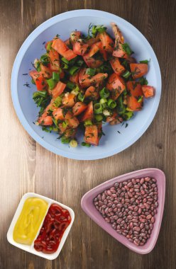 domates, soğan, ahşap arka plan üzerinde bir tabakta rezene