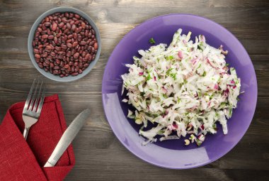 salata daikon, soğan ve bir tahta üzerine dereotu 