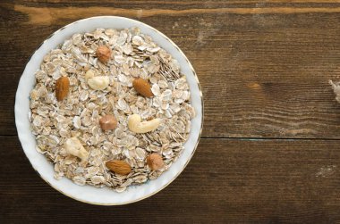 Fındık yulaf ezmesi. Ahşap bir masa üzerinde yulaf ezmesi. Yulaf ezmesi Üstten Görünüm. 