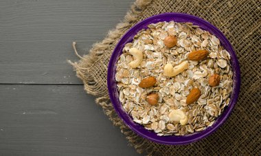 Fındıklı müsli. müsli ahşap bir masa üzerinde. müsli üstten görünüm. Hea