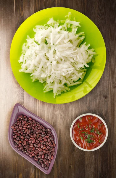 Daikon ahşap arka plan üzerinde 