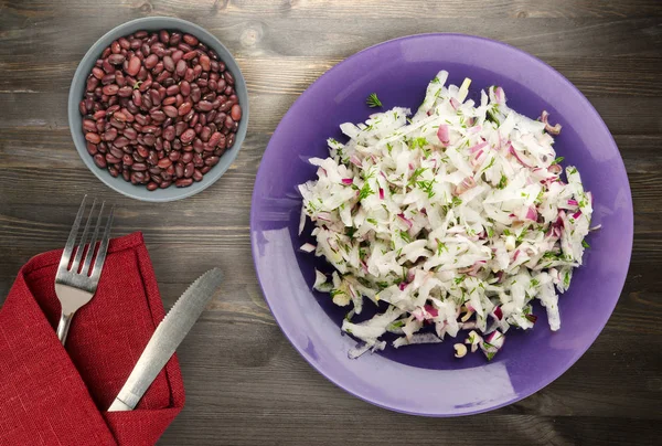 salata daikon, soğan ve bir tahta üzerine dereotu 