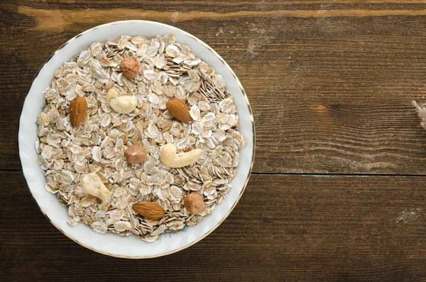 Fındık yulaf ezmesi. Ahşap bir masa üzerinde yulaf ezmesi. Yulaf ezmesi Üstten Görünüm. 