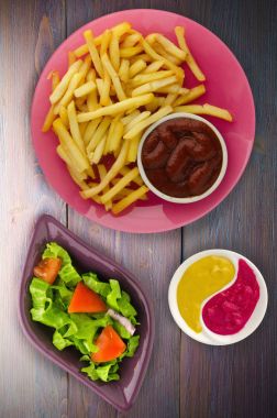 ahşap bir zemin üzerine ketçap ile kızarmış patates. patates kızartması o