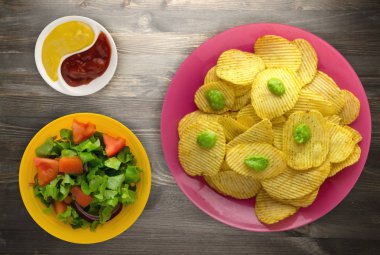 bir tabak patates cipsi. bir ahşap yongaları 