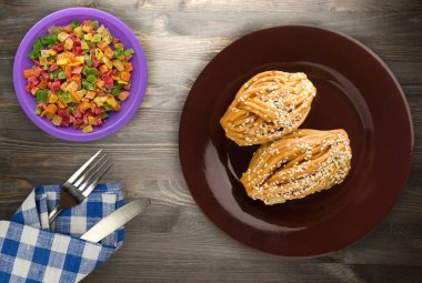 bir plaka üstüne susam ile kek görüntülemek.  