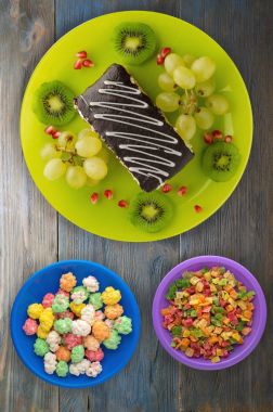 tatlı kek ve meyve (üzüm, kivi, nar) bir woode