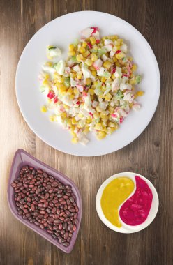 bir tepside Yengeç Salatası 