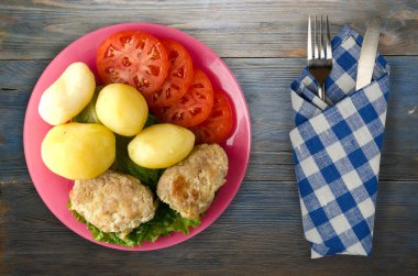  göğsü bir tabak patates ile