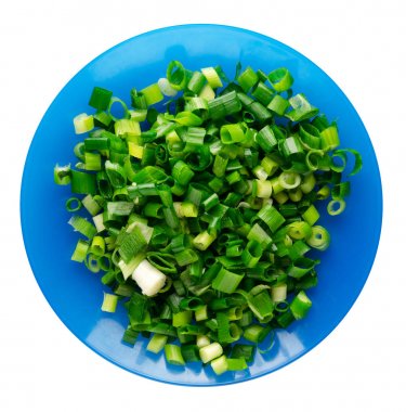   Beyaz arka plan üzerinde izole bir plaka üzerinde soğan