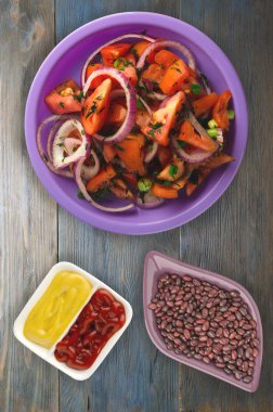 domates, soğan, ahşap arka plan üzerinde bir tabakta rezene