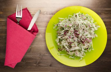 salata daikon, soğan ve bir tahta üzerine dereotu 