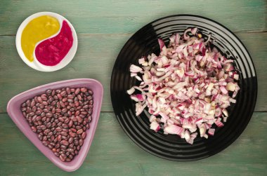 ahşap arka plan üzerinde kırmızı soğan 