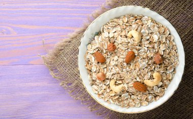 Fındık yulaf ezmesi. Ahşap bir masa üzerinde yulaf ezmesi. Yulaf ezmesi Üstten Görünüm. 