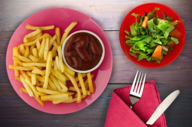 ahşap bir zemin üzerine ketçap ile kızarmış patates. patates kızartması o