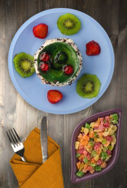  tatlı kek kivi ve ahşap arka plan üzerinde çilek 