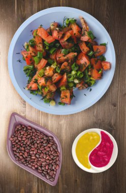 domates, soğan, ahşap arka plan üzerinde bir tabakta rezene