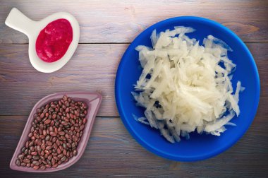 Daikon ahşap arka plan üzerinde 