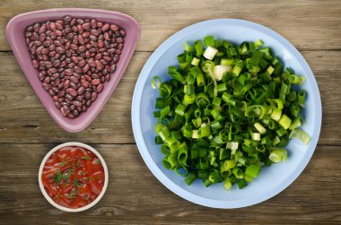   ahşap arka plan üzerinde bir tabakta soğan.