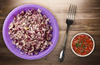 ahşap arka plan üzerinde kırmızı soğan 