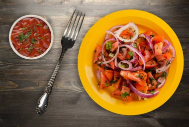 domates, soğan, ahşap arka plan üzerinde bir tabakta rezene