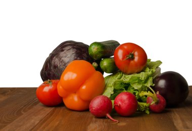   Beyaz bir arka plan üzerinde izole bir tabloda sebze . 