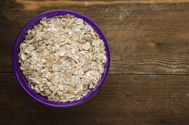   Ahşap bir masa üzerinde yulaf ezmesi. Yulaf ezmesi üstten görünüm. Sağlıklı gıda .