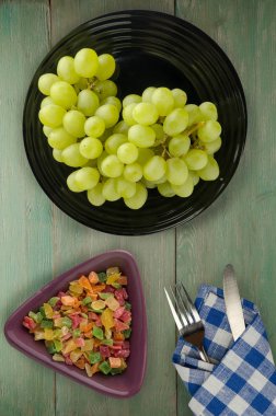 ahşap arka plan üzerinde üzüm. bir plaka üzerinde üzüm
