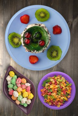  tatlı kek kivi ve ahşap arka plan üzerinde çilek 