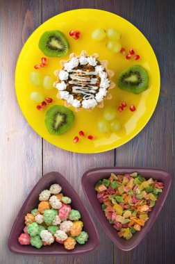 tatlı kek ve meyve (üzüm, kivi, nar) bir woode