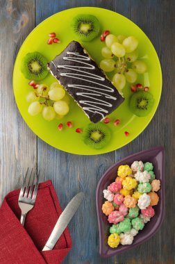 tatlı kek ve meyve (üzüm, kivi, nar) bir woode